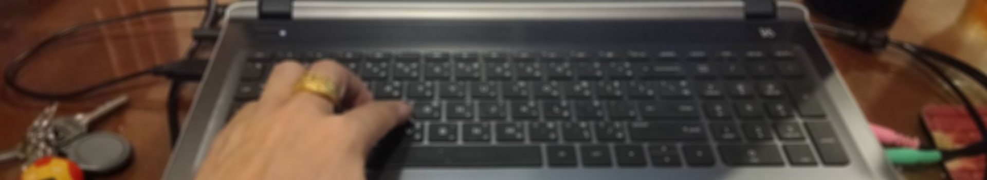 รูปมือกำลังทำงานบน Laptop